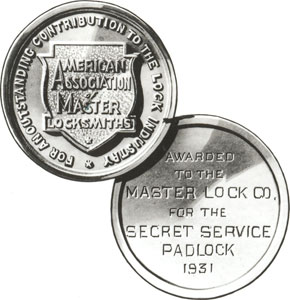 Soref recibe una medalla de oro de la Asociación Americana de Maestros Cerrajeros