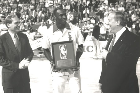 Michael Jordan reçoit le prix Master Lock de défenseur de l'année en NBA